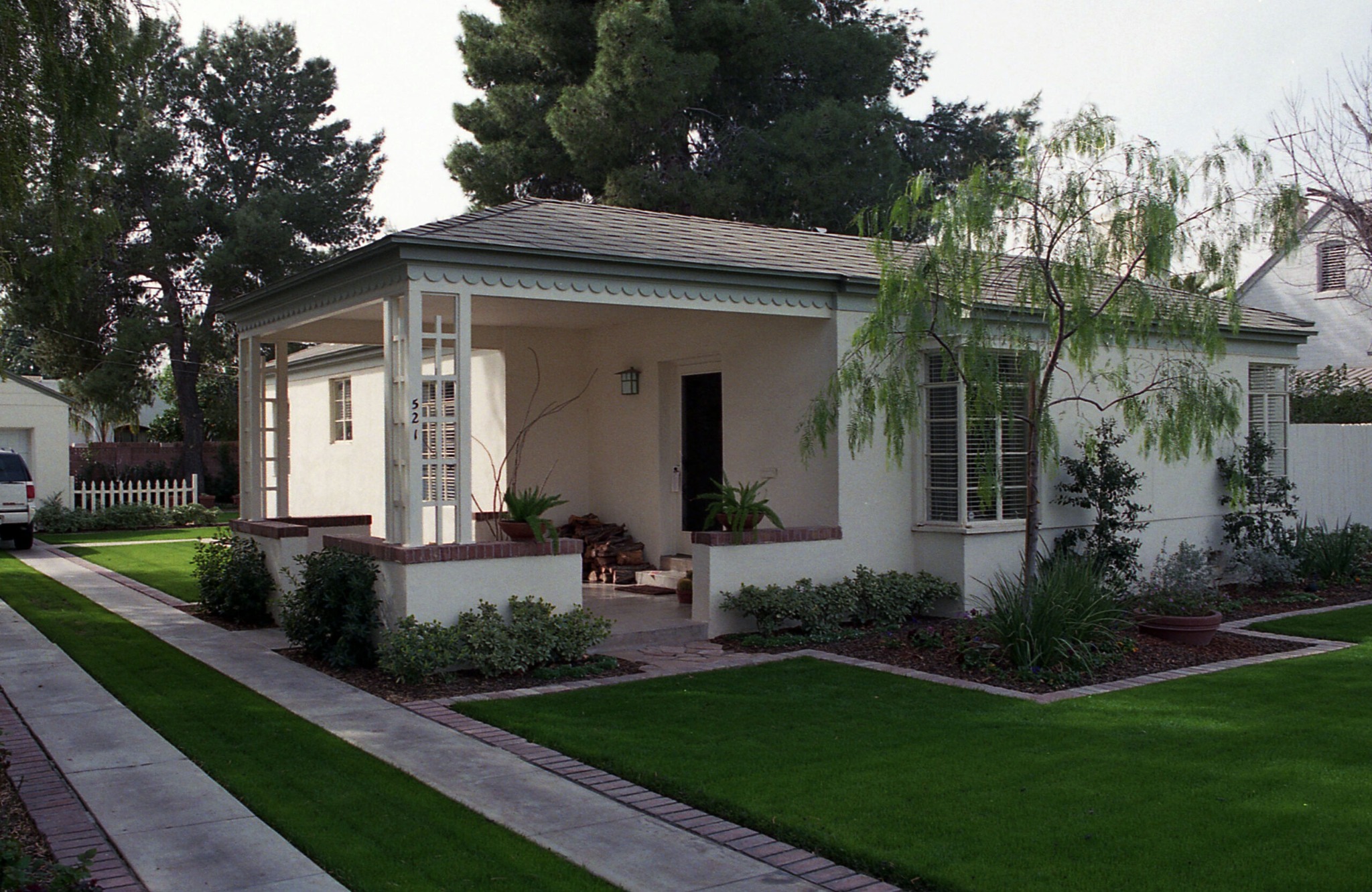 Single story Willo home with shallow roof and sheltered entrance